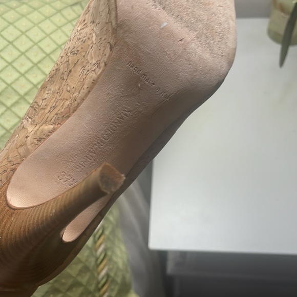 Manolo blahnik 37.5 size 7.5 heal is intact , worn maybe 4 times tops - Picture 4 of 7